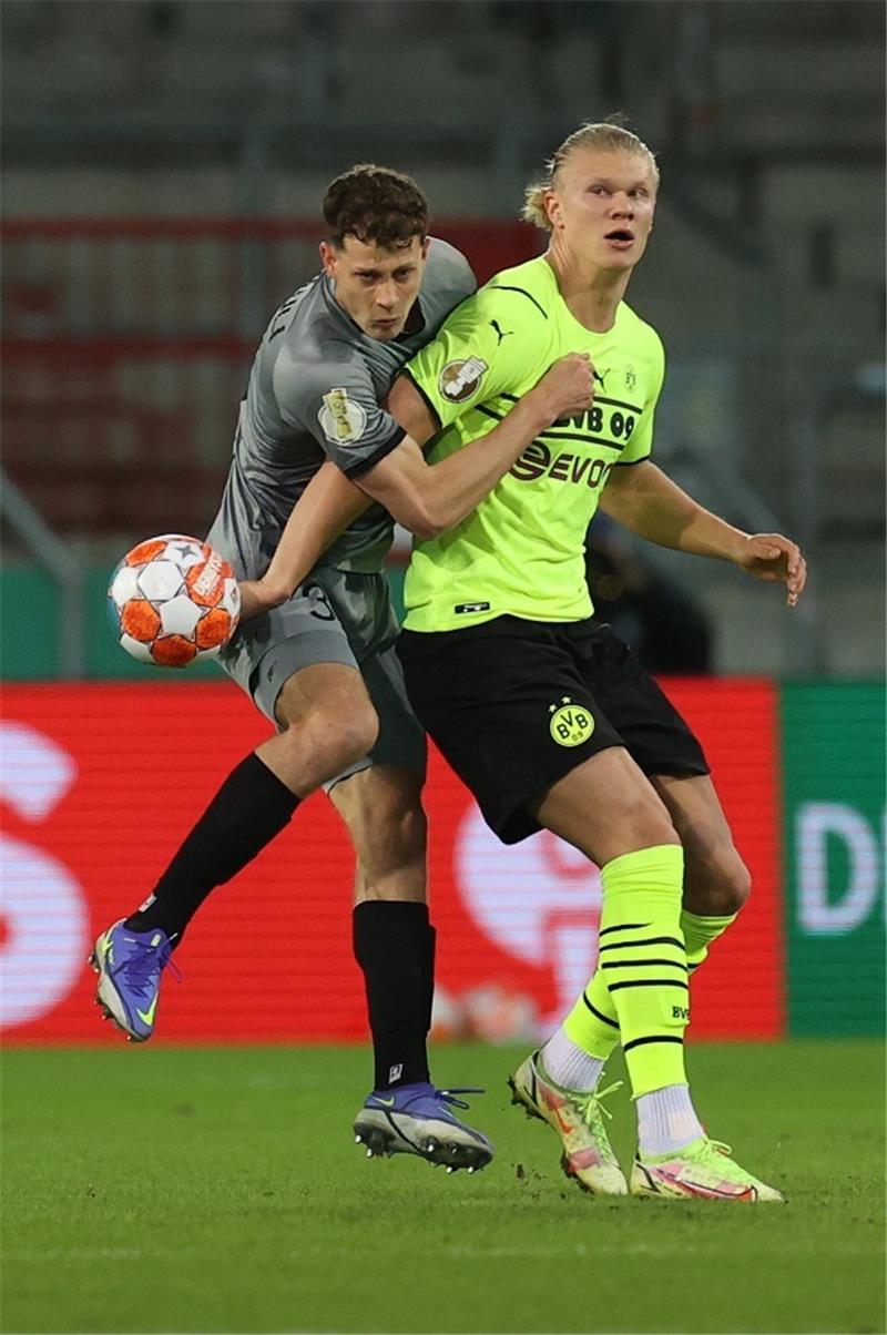 St. Paulis James Lawrence behauptet sich im Zweikampf gegen BVB-Superstar Erling Haaland. Foto: Christian Charisius/dpa