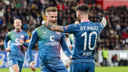 St. Paulis Johannes Eggestein (l) jubelt mit Teamkollege Marcel Hartel über seinen Treffer zum 0:1.