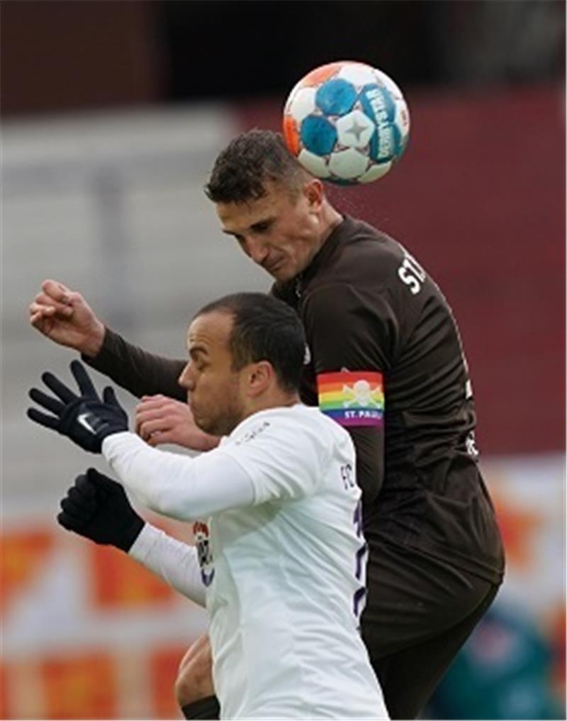 Nach Corona-Ausbruch: St. Pauli trainiert nur mit Rumpfteam St. Paulis Kapitän Philipp Ziereis (rechts) ist positiv auf das Coronavirus getestet worden. Foto: Marcus Brandt/dpa