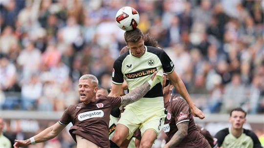 St. Paulis Louis Oppie (l) im Kopfballduell mit Kaiserslauterns Fabian Kunze.