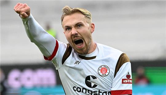 St. Paulis Lukas Daschner bejubelt seinen Treffer zum 4:4. Foto: Uli Deck/dpa
