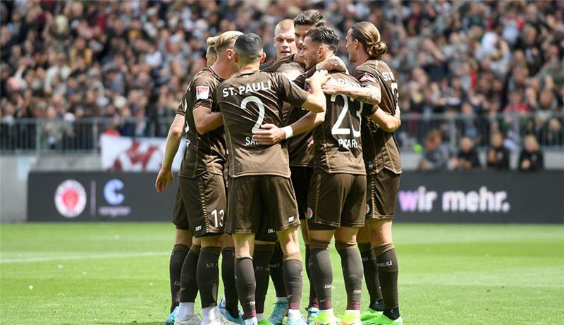 FC St. Pauli feiert gegen Nürnberg erfolgreichen Saison-Einstand St. Paulis Mannschaftskapitän Leart Paqarada (Nr. 23) jubelt mit seinen Kollegen über seinen Treffer zum 2:0. Foto: Michael Schwartz/dpa