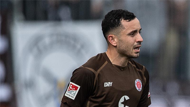 St. Pauli reist selbstbewusst zum Schlusslicht – Saliakas wieder fit St. Paulis Manolis Saliakas. Foto: Swen Pförtner/dpa