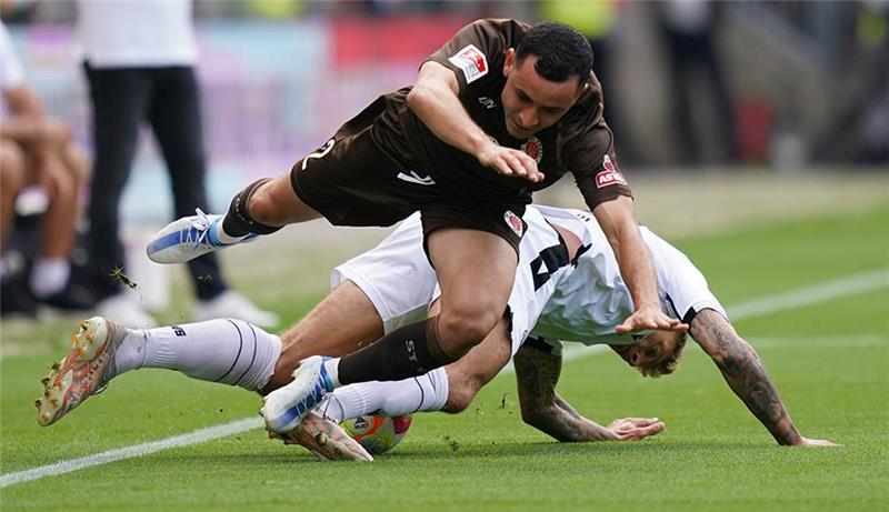 Gegen Sandhausen: FC St. Pauli verpasst Sprung nach oben St. Paulis Manolis Saliakas (vorne) und Sandhausens Alexander Esswein kämpfen um den Ball. Foto: Marcus Brandt/dpa