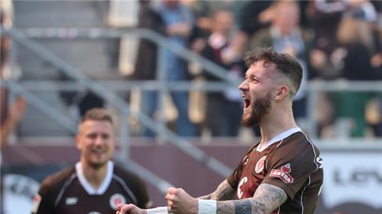 St. Paulis Marcel Hartel jubelt nach seinem Tor zum 3:0.