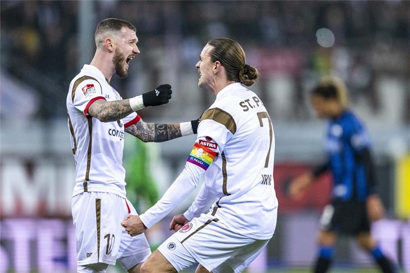 FC St. Pauli unschlagbar: Daschner trifft zweimal in Paderborn St. Paulis Marcel Hartel (l) und St. Paulis Jackson Irvine jubeln nach dem Schlusspfiff. Foto: David Inderlied/dpa