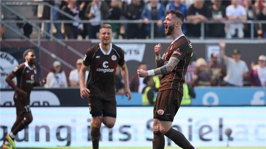 St. Paulis Marcel Hartel (r) jubelt nach seinem Tor zum 3:0.
