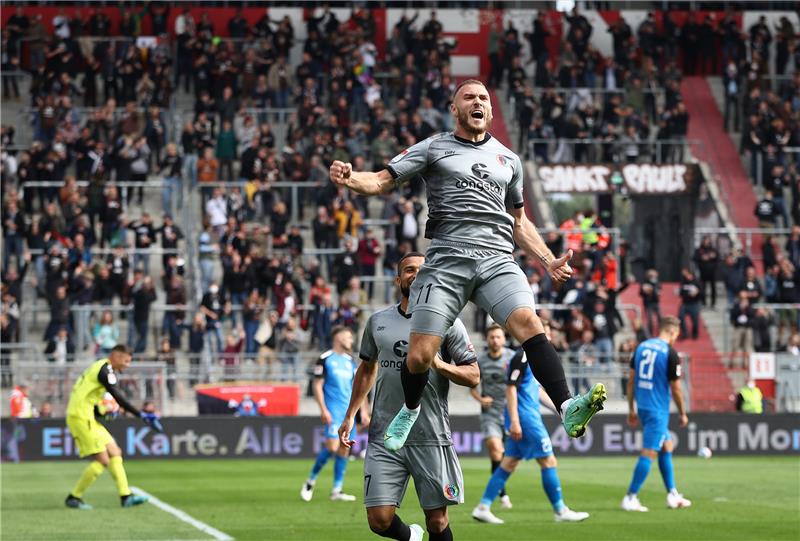 St. Paulis Maximilian Dittgen feiert sein Tor zum 2:0. Foto: Christian Charisius/dpa
