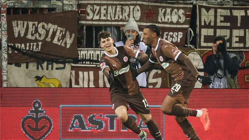 St. Paulis Morgan Guilavogui (r) feiert sein Tor zum 1:0 mit Noah Weißhaupt.