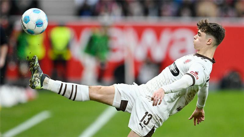 St. Pauli streckt sich gegen Karnevalsverein vergeblich St. Paulis Noah Weißhaupt spielt den Ball.