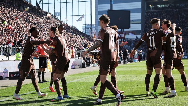 St. Pauli: Ein Remis, das „extreme Energie“ freisetzen soll St. Paulis Oladapo Afolayan (l) feiert sein Tor zum 1:1 gegen Borussia Mönchengladbach mit der Mannschaft.