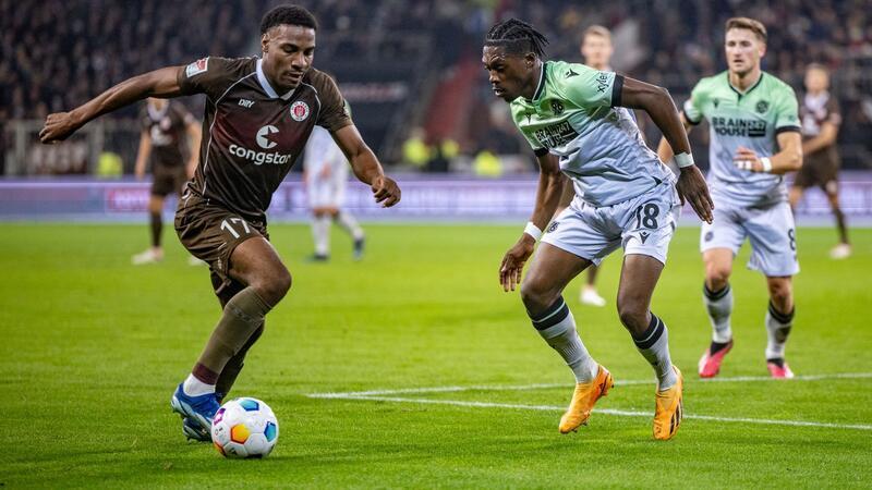 FC St. Pauli nach Randale: „Verstörende Eindrücke“ St. Paulis Oladapo Afolayan (l) und Hannovers Derrick Arthur Köhn kämpfen um den Ball.