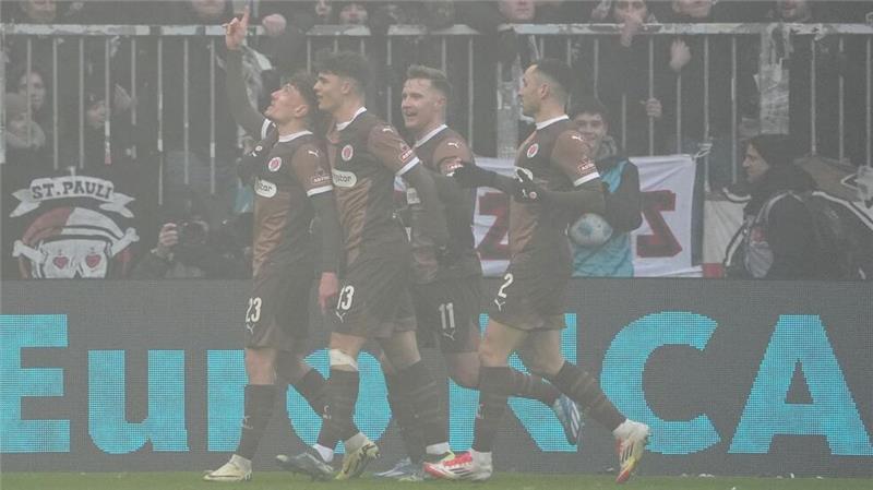 Topspiel St. Pauli gegen Augsburg endet 1:1 St. Paulis Philipp Treu (l) jubelt nach dem Treffer zum 1:0.