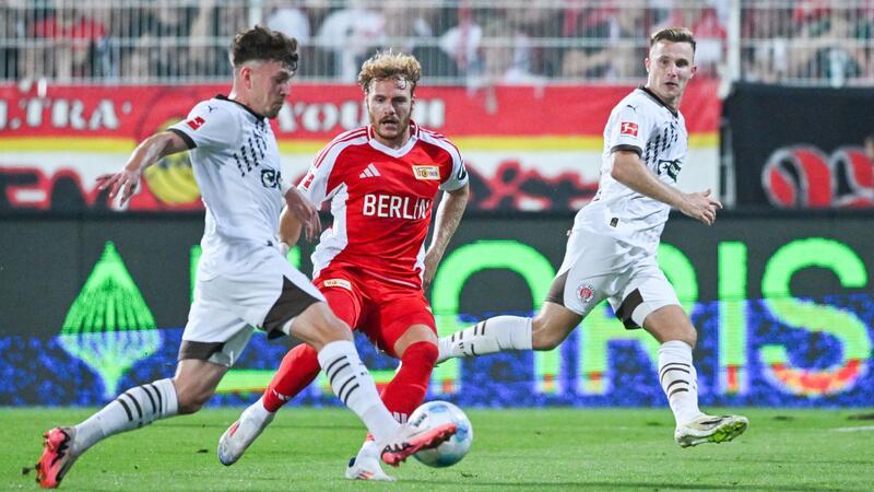 Wieder torlos: St. Pauli hadert mit der Präzision St Paulis Philipp Treu (l) und Johannes Eggestein (r) versuchen Unions Yorbe Vertessen auszuspielen.