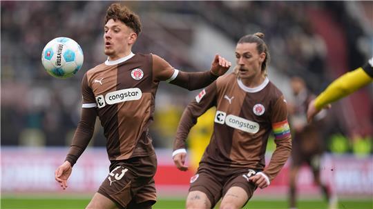 St. Paulis Philipp Treu (l) und St. Paulis Jackson Irvine in Aktion. 