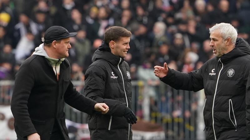 Hürzeler zu Wechselgerüchten: „Will bei St. Pauli bleiben“ St. Paulis Präsident Oke Göttlich (l-r), Trainer Fabian Hürzeler und Co-Trainer Peter Nemeth.
