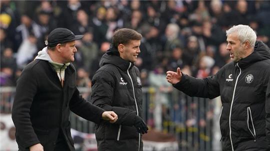 St. Paulis Präsident Oke Göttlich (l-r), Trainer Fabian Hürzeler und Co-Trainer Peter Nemeth.