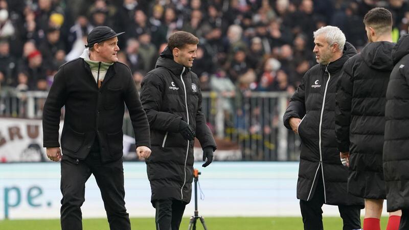 Hürzeler verlässt den FC St. Pauli – Enttäuschung bei den Fans St. Paulis Präsident Oke Göttlich (l) sieht im Abgang von Trainer Fabian Hürzeler auch einen Beleg für gute Arbeit im Club.
