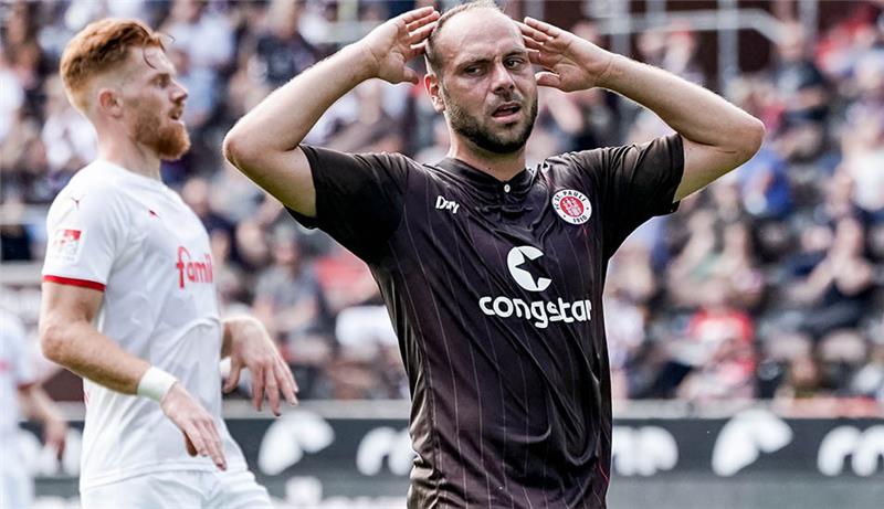 Von St. Pauli nach Österreich: Benatelli unterschreibt in Klagenfurt St. Paulis Rico Benatelli ärgert sich über einen verpassten Ball. Foto: Axel Heimken/dpa