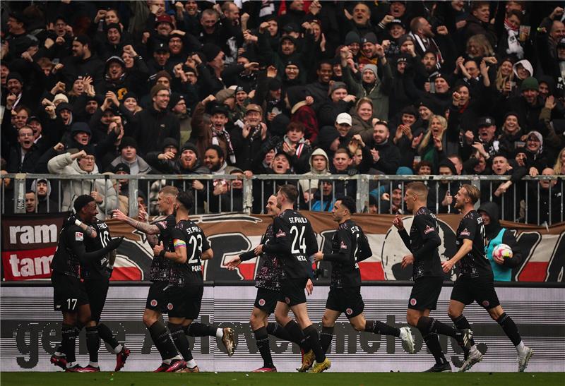 St. Pauli steht in Heidenheim vor Gradmesser St. Paulis Spieler feiern das Tor gegen Jahn Regensburg. Die Hamburger könnten gegen Heidenheim den zehnten Sieg in Serie holen. Foto: Christian Charisius/dpa