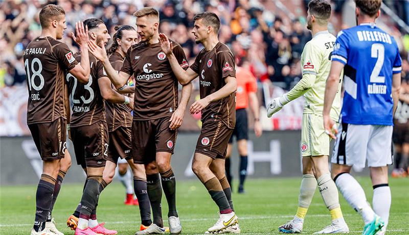 FC St. Pauli feiert Heimsieg über Arminia Bielefeld St. Paulis Spieler feiern den Treffer zum 1:0. Foto: Axel Heimken/dpa