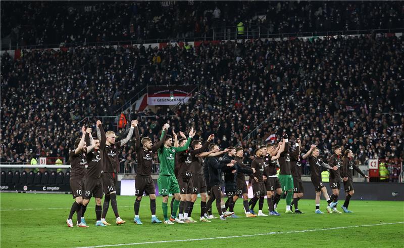 St. Paulis Spieler feiern einen Sieg mit den Fans. Foto: Christian Charisius/dpa