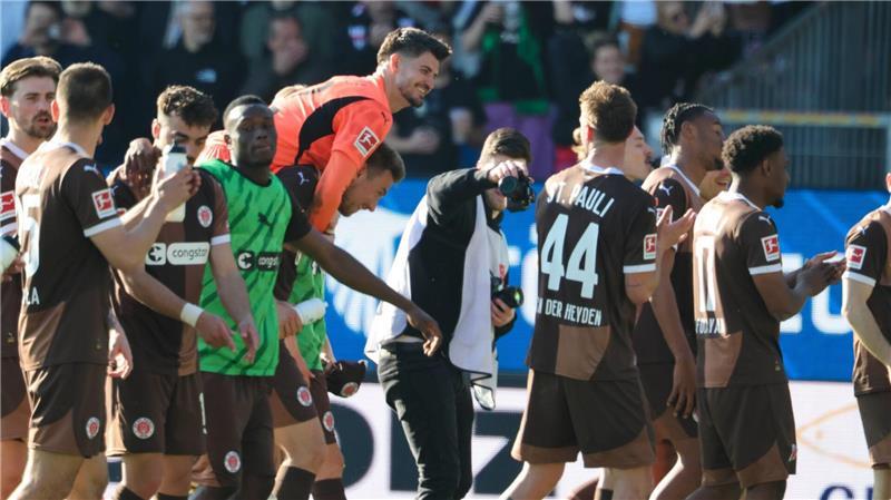 St. Pauli atmet auf: „Glücklich über den glücklichen Sieg“ St. Paulis Spieler jubeln nach dem Sieg in Kiel.