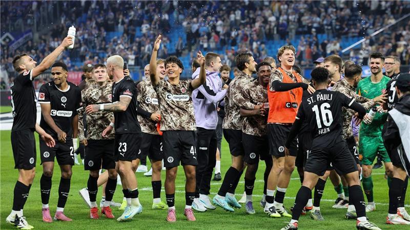 St. Paulis Spielern feiern nach dem Sieg in der Hinrunde. (Archivbild)