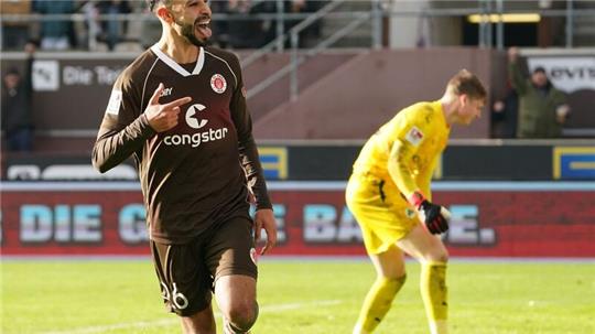 St. Paulis Torschütze Elias Saad (l) jubelt nach seinem Treffer zum 3:2.