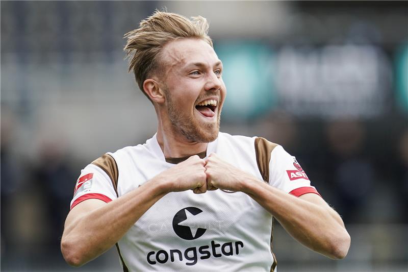 St. Paulis Torschütze Lukas Daschner jubelt über sein Tor zum 2:0. Foto: Uwe Anspach/dpa