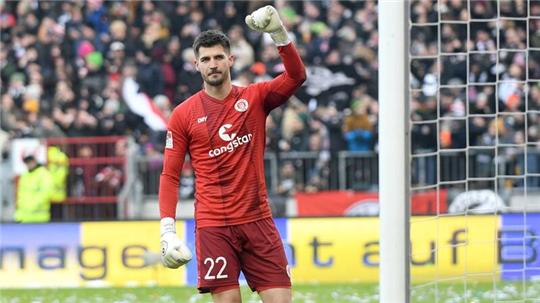 St. Paulis Torwart Nikola Vasilj ballt nach dem 2:0 die Faust.