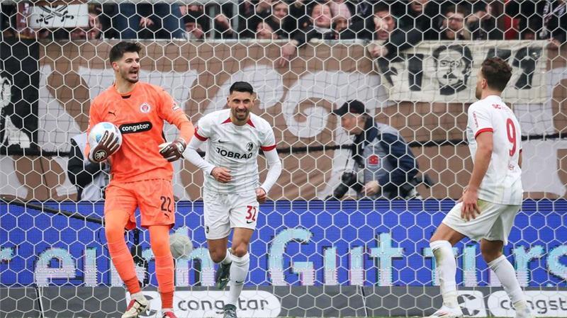 Eigentor Treu: St. Pauli verliert in letzter Minute gegen Freiburg St. Paulis Torwart Nikola Vasilj (l) hält einen Elfmeter von Freiburgs Vincenzo Grifo (M).