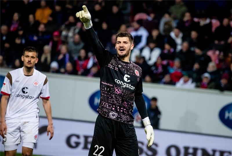 Zehnter Sieg in Serie: FC St. Pauli kommt Spitzentrio näher St. Paulis Torwart Nikola Vasilj spielte zu Null und feierte mit seinem Team den zehnten Sieg in Folge. Foto: Christoph Schmidt/dpa
