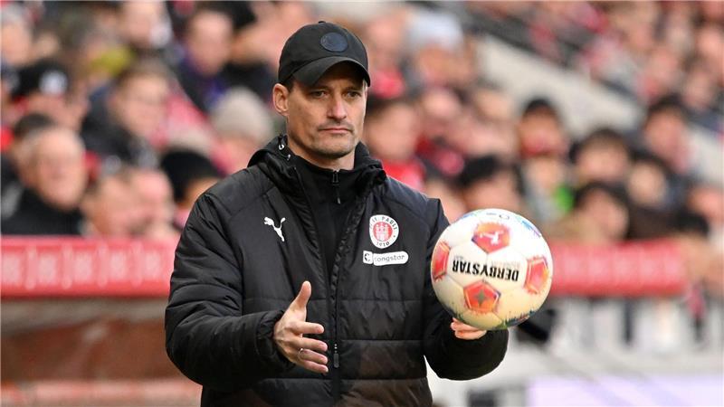 St. Paulis Trainer Alexander Blessin.