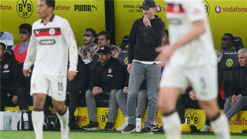 St. Paulis Trainer  Alexander Blessin beim Spiel in Dortmund.