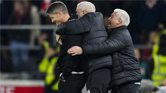 St. Paulis Trainer Alexander Blessin (l) bejubelt den 0:1-Sieg in Stuttgart.