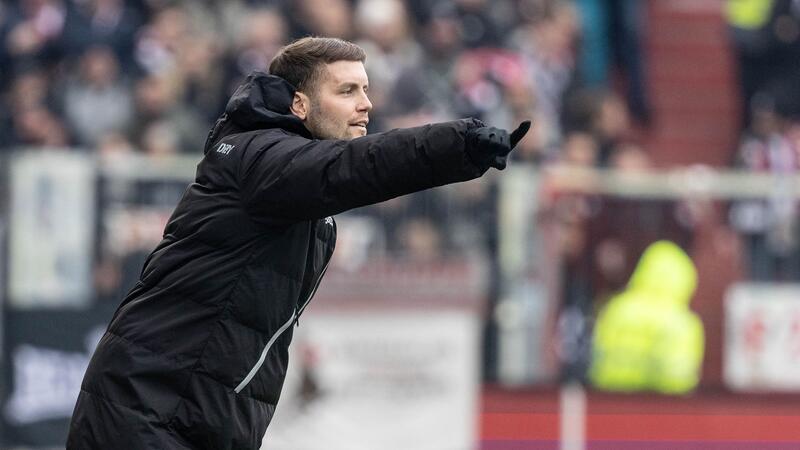 St. Pauli: Aufstiegskampf für Trainer Hürzeler wie ein Kartrennen St. Paulis Trainer Fabian Hürzeler coacht sein Team an der Seitenlinie.