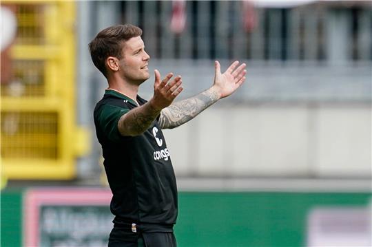 St. Paulis Trainer Fabian Hürzeler gestikuliert. Der FC St. Pauli spielt am Samstag im Pokal bei Atlas Delmenhorst. Foto: Uwe Anspach/dpa