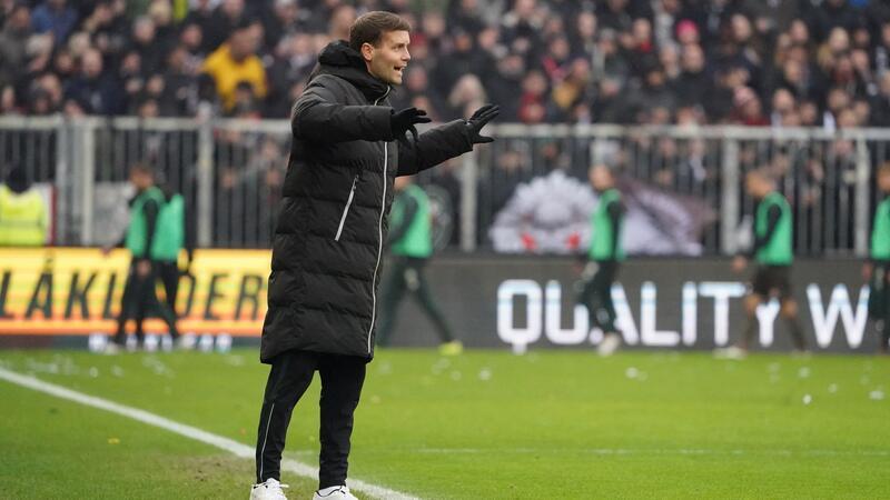 St. Paulis Trainer Fabian Hürzeler gestikuliert am Spielfeldrand.