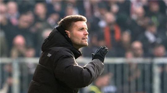 St. Paulis Trainer Fabian Hürzeler gestikuliert am Spielfeldrand.