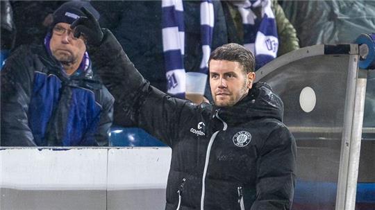 St. Paulis Trainer Fabian Hürzeler gibt Anweisungen.