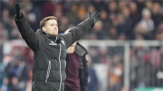 St. Paulis Trainer Fabian Hürzeler jubelt nach dem Schlusspfiff.