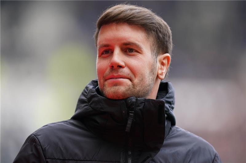 Trainer Hürzeler warnt St. Paulis Seriensieger: Bloß kein Schlendrian St. Paulis Trainer Fabian Hürzeler steht am Spielfeldrand. Der 30-Jährige rechnet mit einem Erfolg bei der Trainerlizenz-Prüfung. Foto: Marcus Brandt/dpa