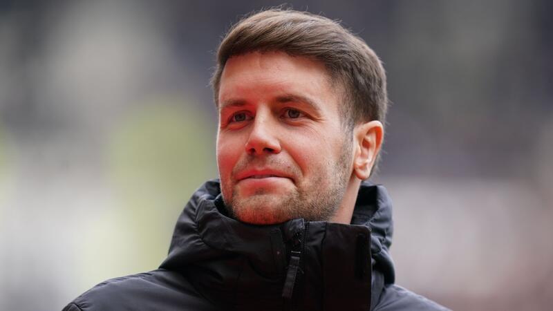 St. Paulis Trainer Fabian Hürzeler steht am Spielfeldrand.