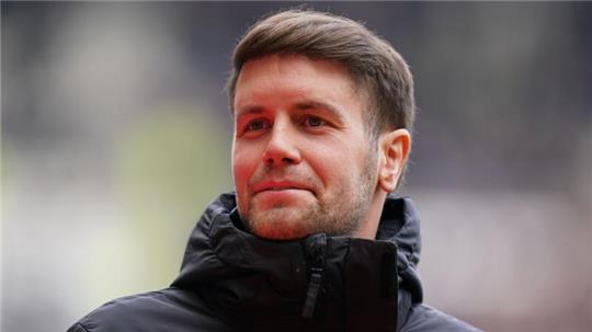 St. Paulis Trainer Fabian Hürzeler steht am Spielfeldrand.