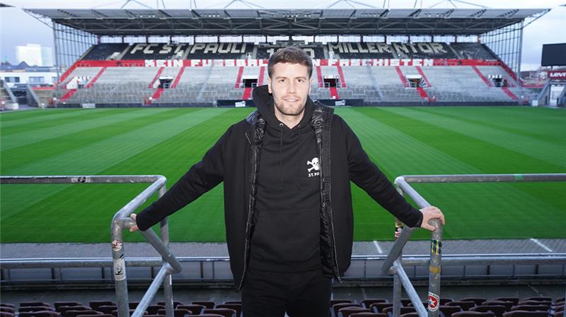 St.-Pauli-Coach Hürzeler profitiert im Alltag von Trainerausbildung St. Paulis Trainer Fabian Hürzeler steht im Millerntor-Stadion. Foto: Marcus Brandt/dpa