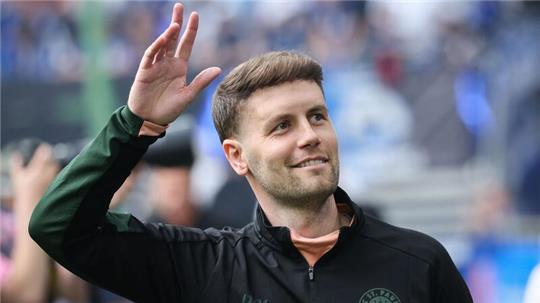 St. Paulis Trainer Fabian Hürzeler winkt vor dem Spiel.