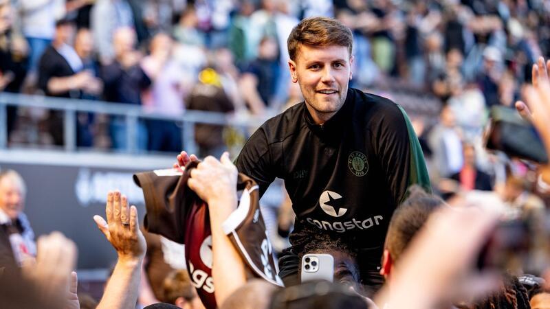 Berichte: Pauli-Trainer Hürzeler in Kontakt mit England-Club St. Paulis Trainer Fabian Hürzeler wird gefeiert.