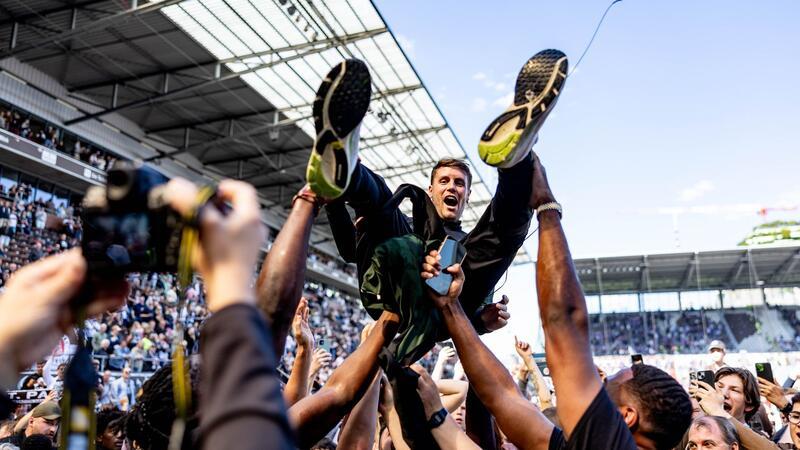 Senatsempfang für Austeiger St. Pauli am Montag im Rathaus St. Paulis Trainer Fabian Hürzeler wird gefeiert. Der FC St. Pauli steht vorzeitig als zweiter Aufsteiger in die Fußball-Bundesliga fest.