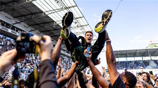 St. Paulis Trainer Fabian Hürzeler wird gefeiert. Der FC St. Pauli steht vorzeitig als zweiter Aufsteiger in die Fußball-Bundesliga fest.
